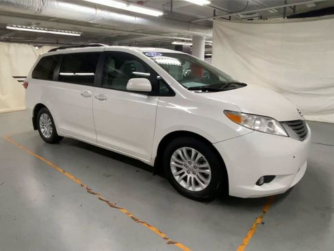 Used 2017 Toyota Sienna XLE FWD image 2