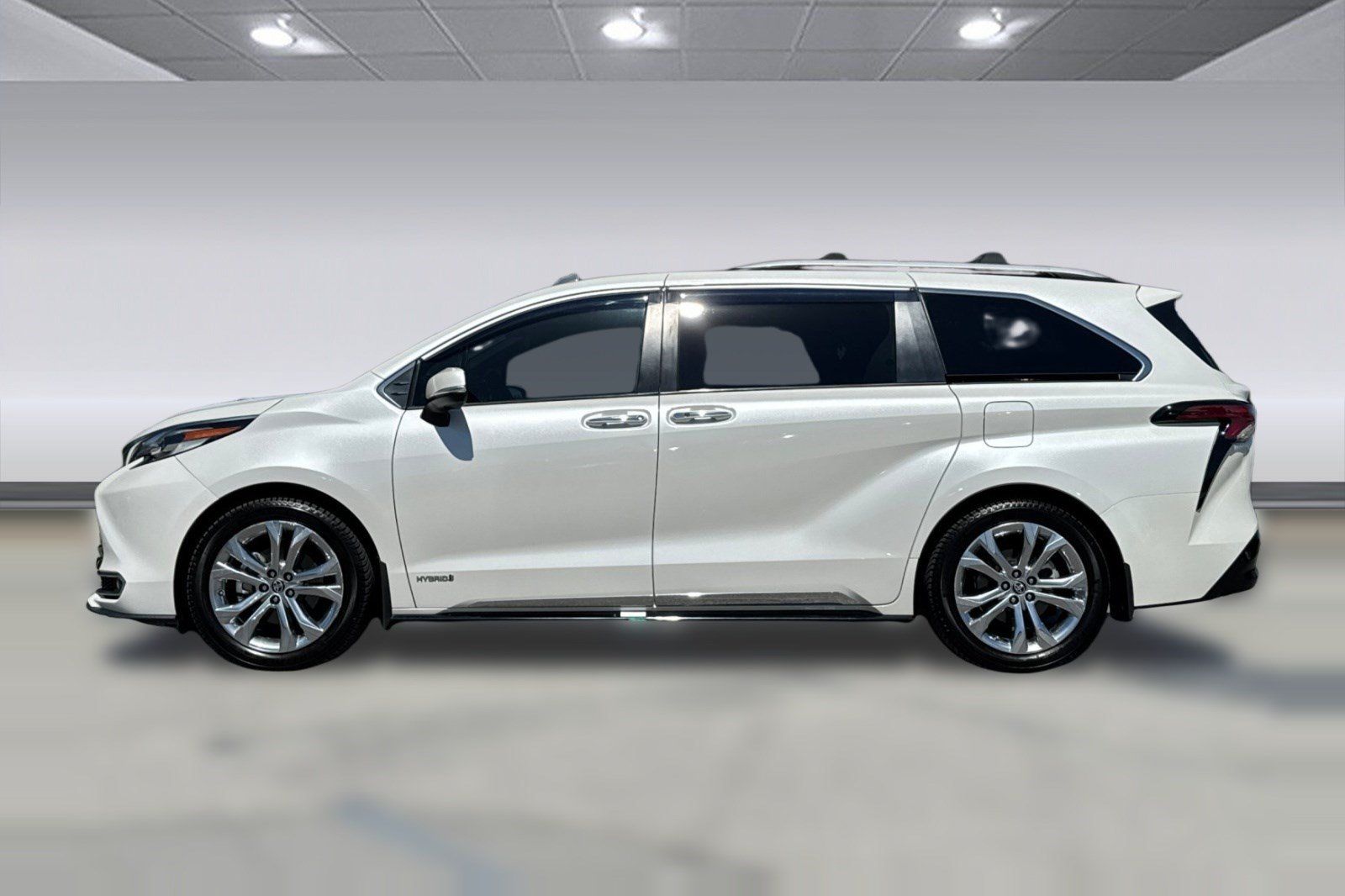 Used 2021 Toyota Sienna Platinum FWD image 2