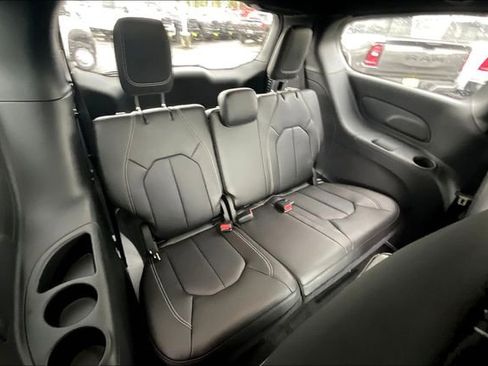 New 2026 Chrysler Pacifica Select image 21