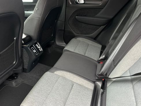 Used 2023 Volvo XC40 B4 Core w/ Convenience Package image 5