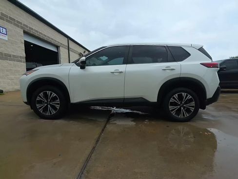 Used 2022 Nissan Rogue SV FWD image 2
