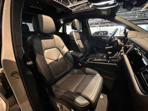 Used 2025 Porsche Macan AWD/4WD image 33
