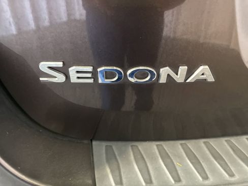 Used 2017 Kia Sedona LX w/ LX Essentials Premium Package FWD image 12