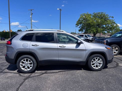 Used 2018 Jeep Cherokee Latitude w/ Safety Group AWD/4WD image 2