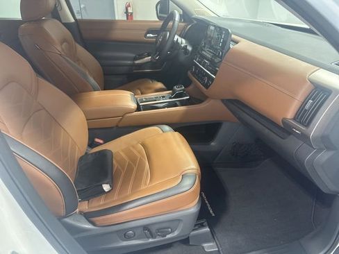 Used 2024 Nissan Pathfinder Platinum FWD image 33