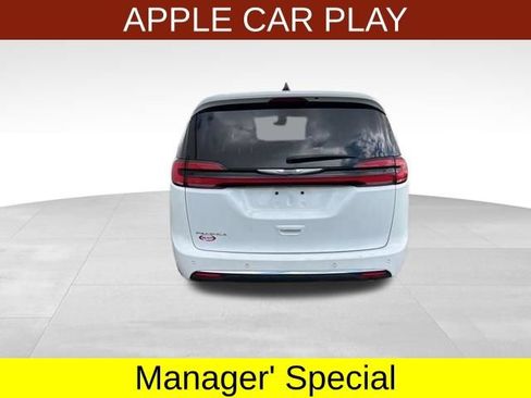 Used 2023 Chrysler Pacifica Touring-L FWD image 6
