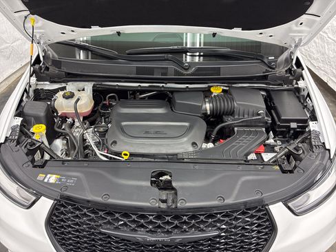 Used 2024 Chrysler Pacifica Limited w/ Uconnect Theater Family Group AWD/4WD image 8