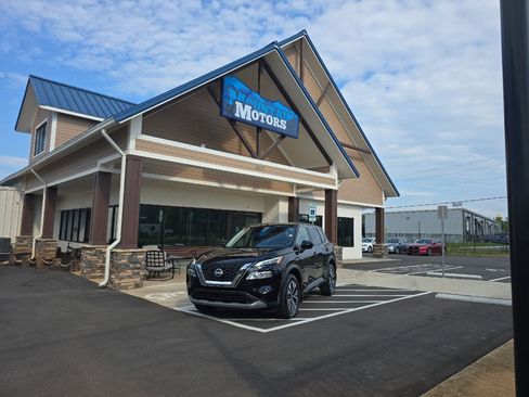 Used 2023 Nissan Rogue SV image 1