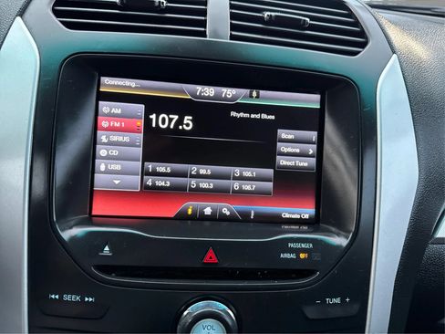 Used 2015 Ford Explorer XLT w/ Equipment Group 201A FWD image 16