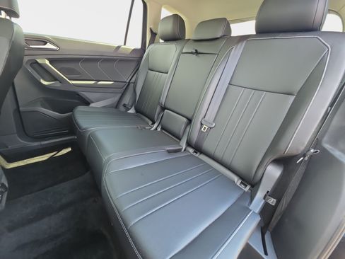 Used 2024 Volkswagen Tiguan SE w/ Panoramic Sunroof Package AWD/4WD image 14