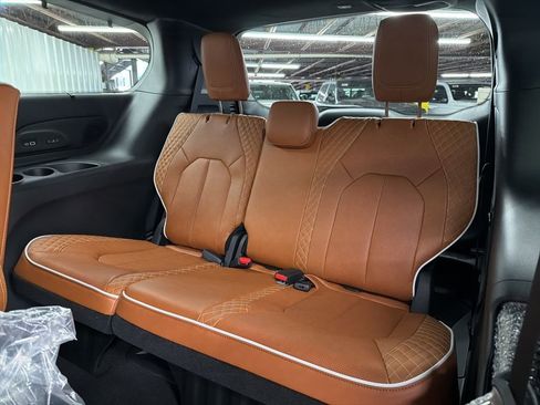 New 2026 Chrysler Pacifica Pinnacle image 12
