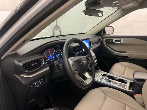 Used 2024 Ford Explorer XLT w/ Equipment Group 202A image 4