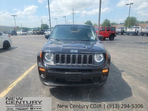 Used 2023 Jeep Renegade Latitude AWD/4WD image 6