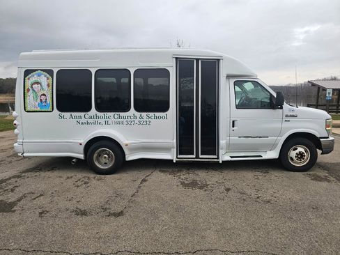 Used 2010 Ford E-350 and Econoline 350 Super Duty image 3