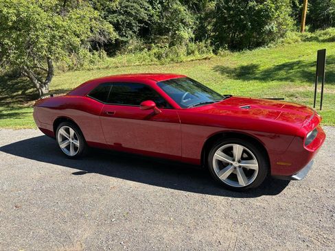 Used 2010 Dodge Challenger SE RWD image 10