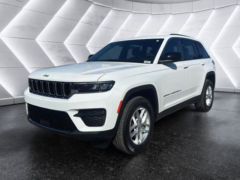 Used 2025 Jeep Grand Cherokee Laredo X RWD image 3