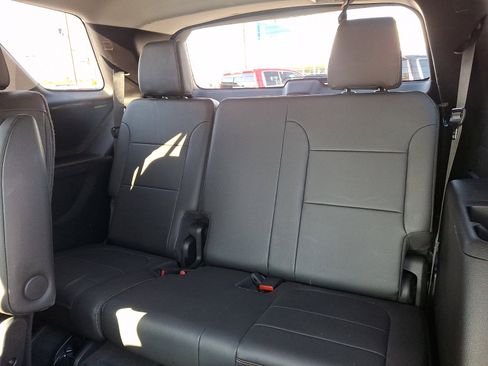 Used 2021 Chevrolet Traverse LT image 11