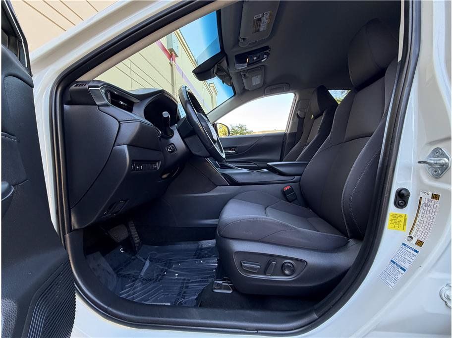 Used 2022 Toyota Venza LE AWD/4WD image 8