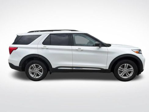 Used 2024 Ford Explorer XLT w/ Equipment Group 202A AWD/4WD image 4