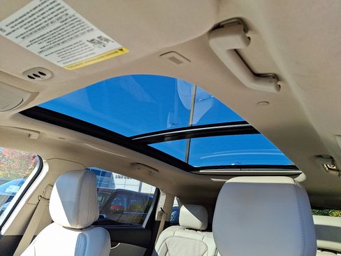 Used 2020 Lincoln Nautilus Reserve image 14