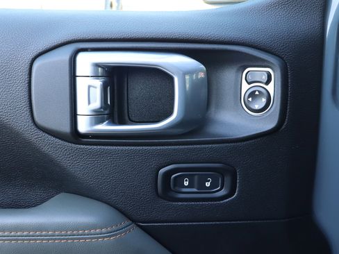 Used 2024 Jeep Gladiator Mojave w/ Technology Group image 19