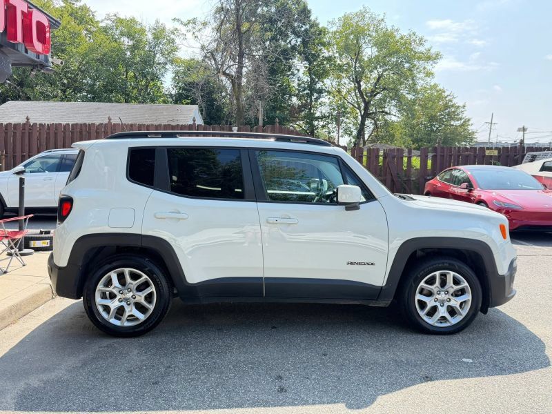 Used 2017 Jeep Renegade Latitude FWD image 5