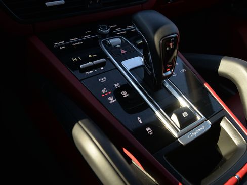 Certified 2023 Porsche Cayenne Platinum Edition image 17