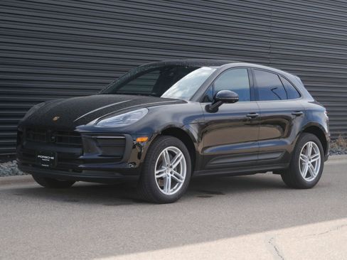 Certified 2025 Porsche Macan image 1