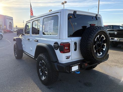 Used 2025 Jeep Wrangler Rubicon w/ Convenience Group image 8