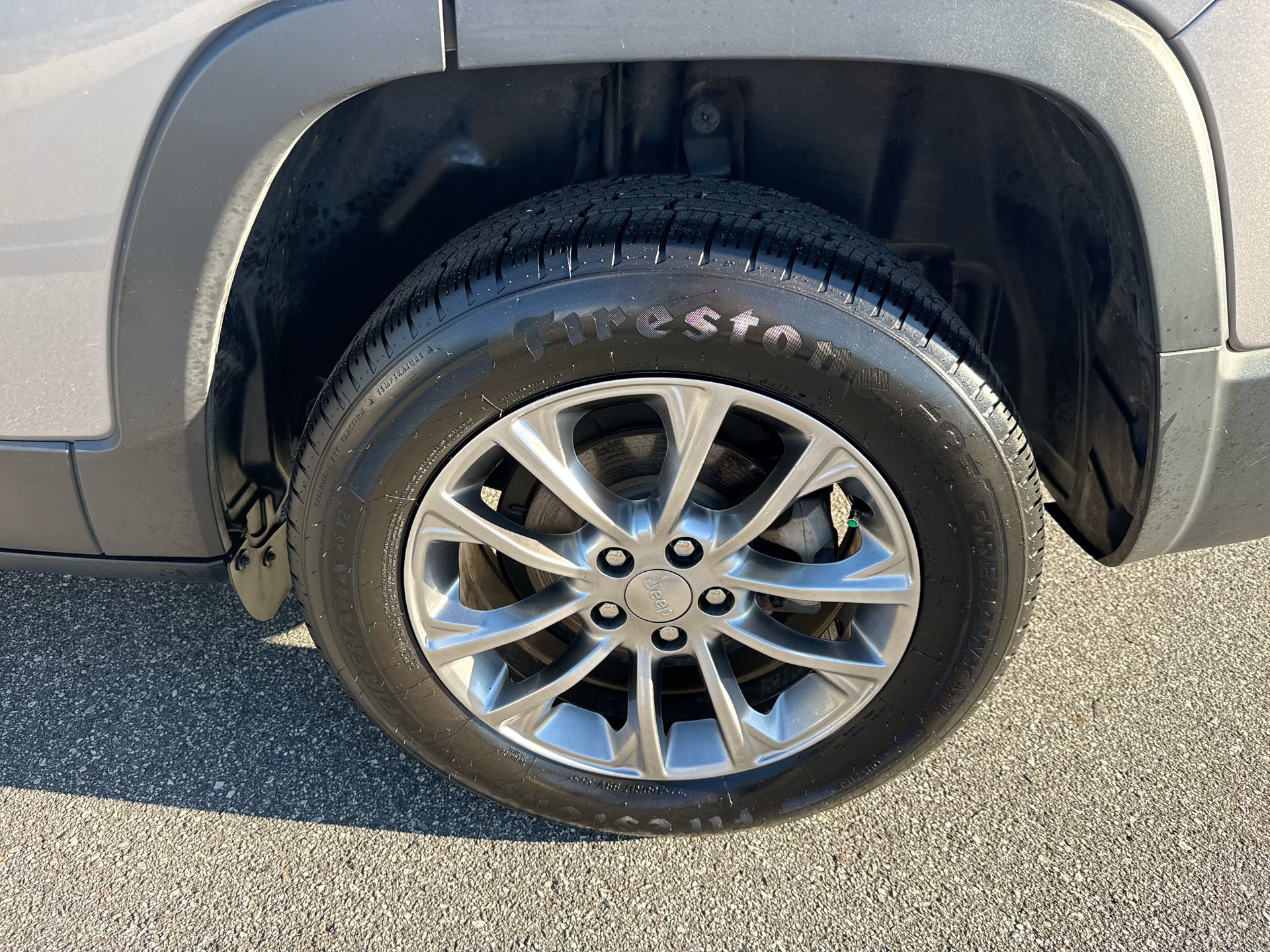 Used 2019 Jeep Cherokee Latitude Plus FWD image 32