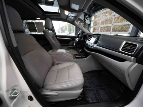 Used 2015 Toyota Highlander XLE image 27