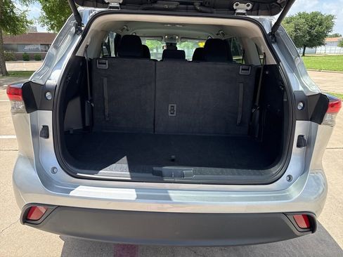 Used 2024 Toyota Highlander LE AWD/4WD image 11