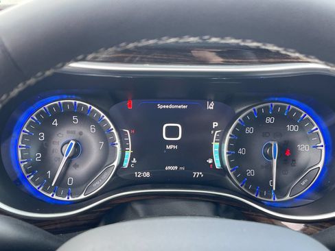 Used 2022 Chrysler Pacifica Limited AWD/4WD image 31