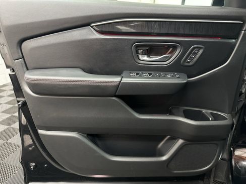Used 2025 Honda Pilot Black Edition image 17
