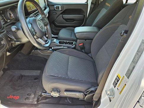 Used 2025 Jeep Gladiator Mojave w/ Convenience Group image 16