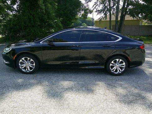 Used 2017 Chrysler 200 Limited Platinum FWD image 2