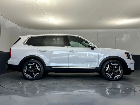 Used 2024 Kia Telluride S w/ S Sunroof Package FWD image 2