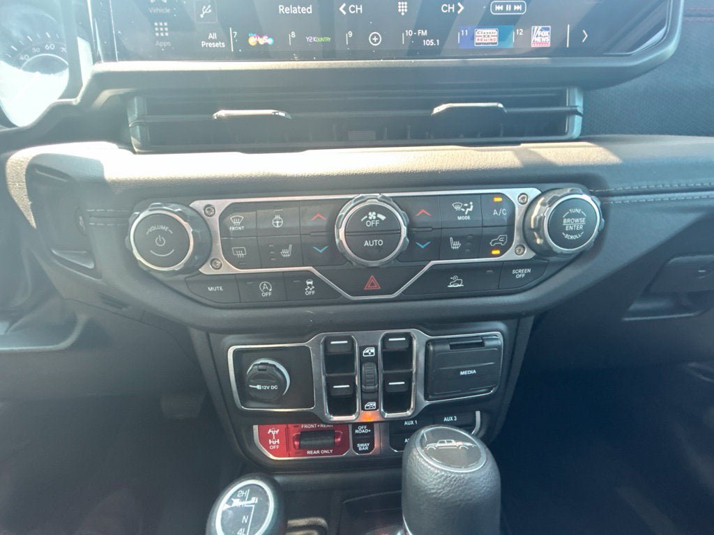Used 2025 Jeep Gladiator Rubicon w/ Convenience Group AWD/4WD image 24