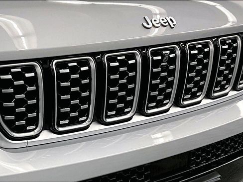 Used 2023 Jeep Grand Cherokee L Summit AWD/4WD image 32