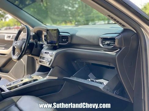 Used 2021 Ford Explorer XLT w/ Equipment Group 202A AWD/4WD image 19