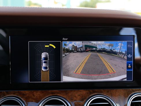 Used 2017 Mercedes-Benz E 300 4MATIC image 37