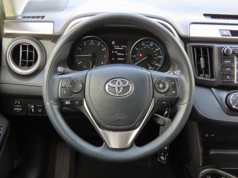 Used 2018 Toyota RAV4 LE image 19