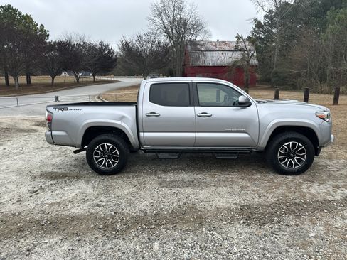 Used 2020 Toyota Tacoma TRD Sport image 4
