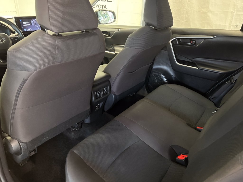 Used 2025 Toyota RAV4 LE AWD/4WD image 32
