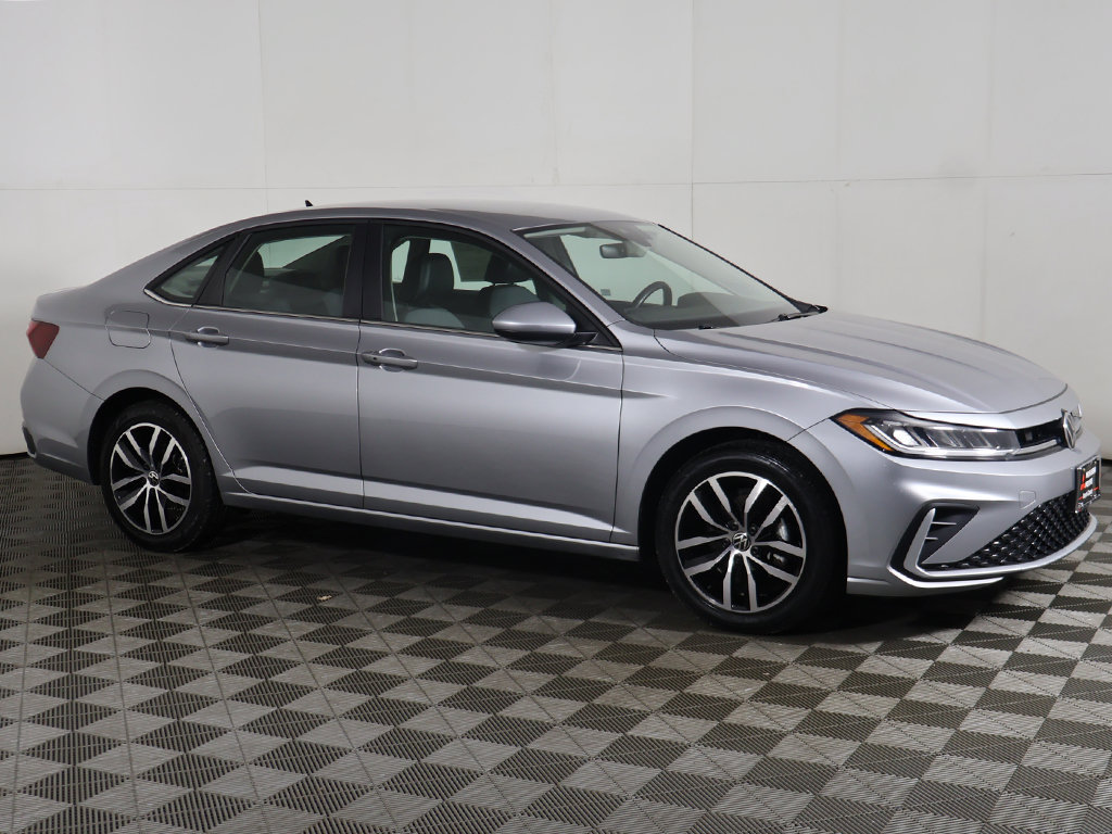 Used 2025 Volkswagen Jetta SE FWD image 13