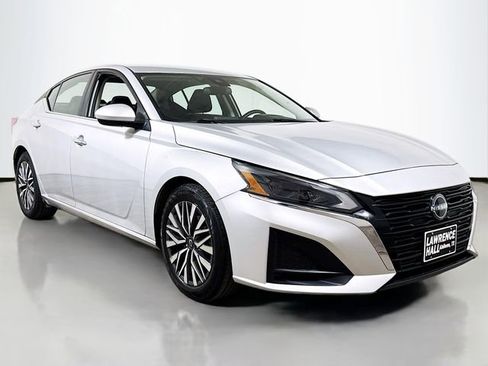 Used 2023 Nissan Altima 2.5 SV image 3