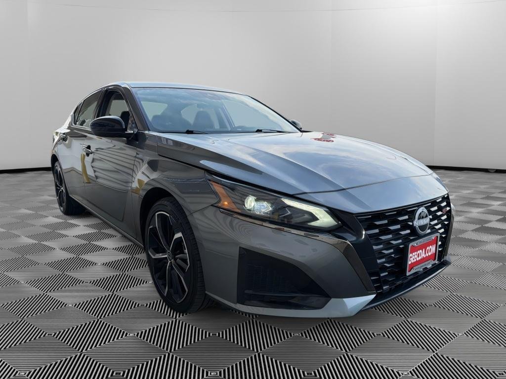Used 2025 Nissan Altima 2.5 SR AWD/4WD image 3