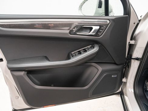 New 2026 Porsche Macan image 25