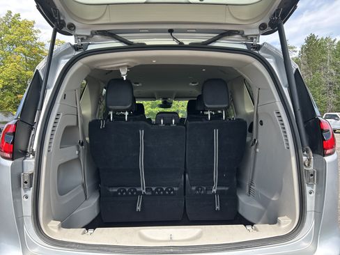 Used 2023 Chrysler Pacifica Touring-L FWD image 21