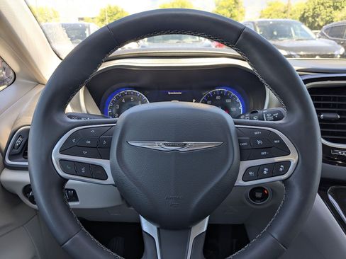 Used 2024 Chrysler Pacifica Touring-L FWD image 18